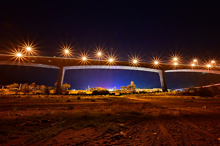 2020年5月14日晚上9:28在金崙大橋前海邊紀錄銀河季開始了，每天將提早約4分鐘出現。