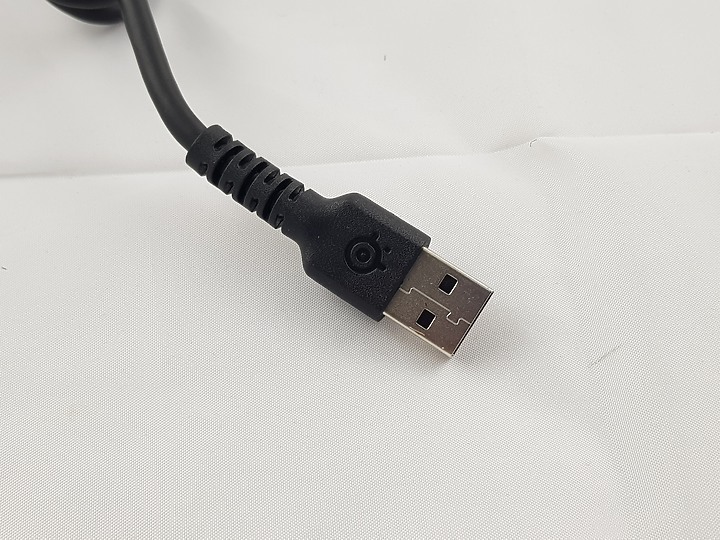 「小亞開箱」Steelseries APEX 5 混和青軸，OLED秀出圖特風格