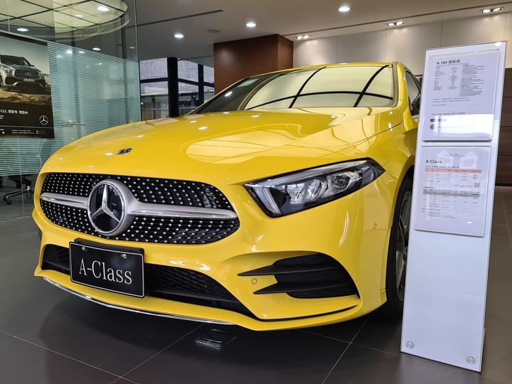 點我看大圖 黃袍加身!賓士稀有色「陽光黃」AMG Line套件的A180運動版!