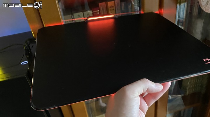點我看大圖 多按鈕輕量經典手感 HyperX Pulsefire Raid 新鼠 FURY Ultra RGB 鼠墊開箱