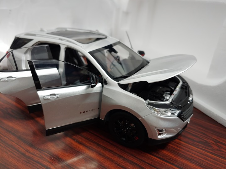 [開箱]1/18 CHEVROLET EQUINOX