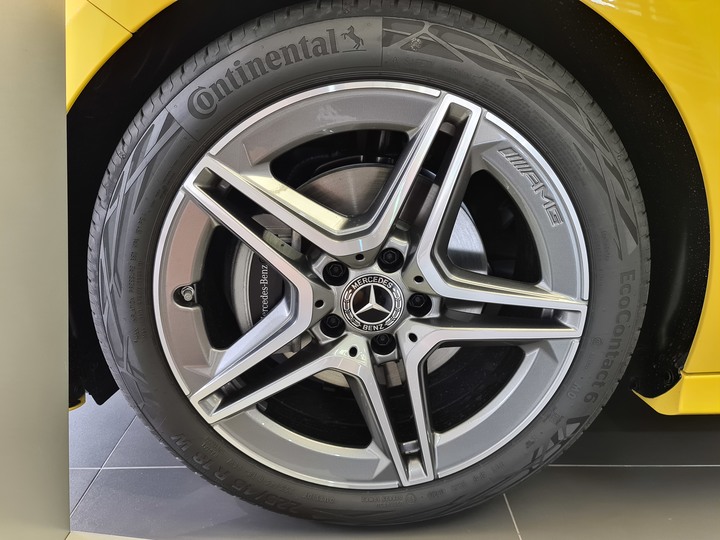 點我看大圖 黃袍加身!賓士稀有色「陽光黃」AMG Line套件的A180運動版!