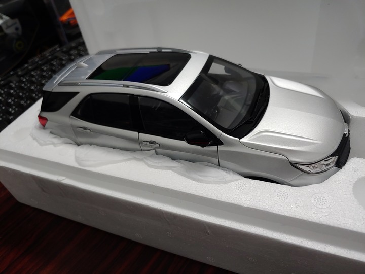 [開箱]1/18 CHEVROLET EQUINOX