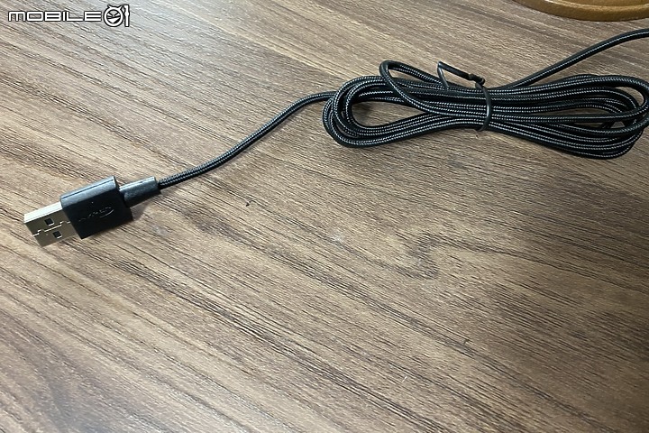 點我看大圖 多按鈕輕量經典手感 HyperX Pulsefire Raid 新鼠 FURY Ultra RGB 鼠墊開箱
