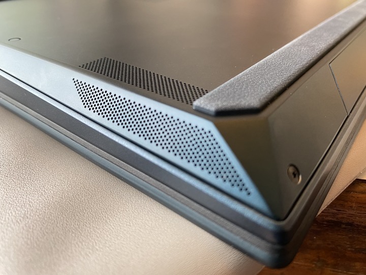 簡單開箱-ASUS Zenbook Duo UX481 蒼宇藍超實用雙螢幕筆電股票看起來