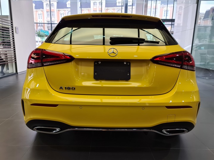 點我看大圖 黃袍加身!賓士稀有色「陽光黃」AMG Line套件的A180運動版!