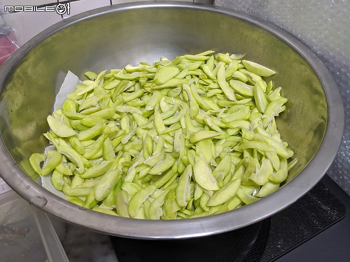 春末夏初就是青芒果的季節,動手來做芒果青吧~~