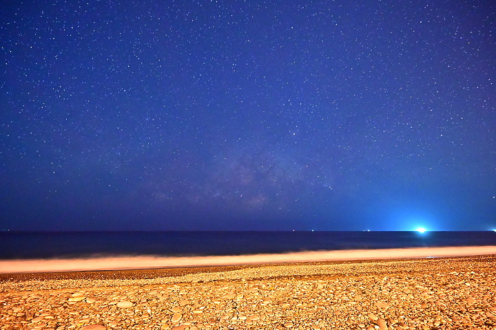 2020年5月14日晚上9:28在金崙大橋前海邊紀錄銀河季開始了，每天將提早約4分鐘出現。