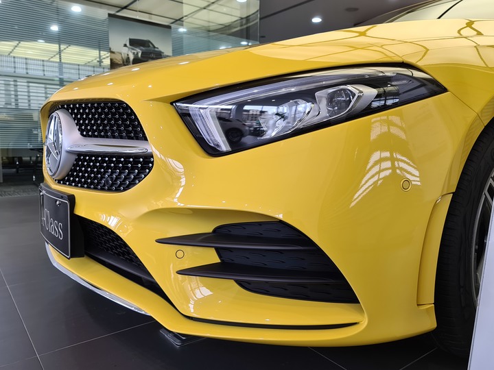 點我看大圖 黃袍加身!賓士稀有色「陽光黃」AMG Line套件的A180運動版!