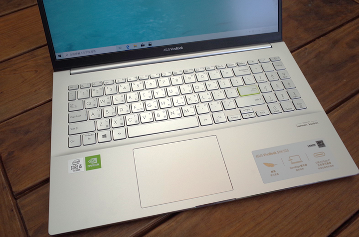 ASUS VivoBook S533 15.6吋 幻彩白,白色控必敗款開箱分享!