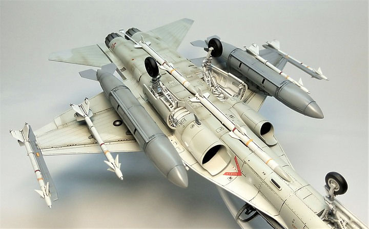 點我看大圖 FREEDOM 1/48 F-CK-1D 經國號戰機