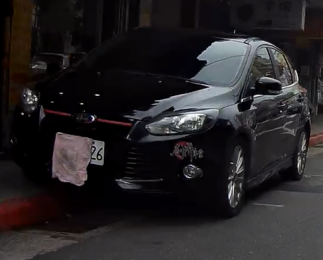 北市交警連取締個停上人行道且遮蓋前後車牌都放水