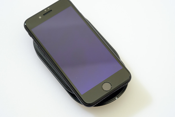 iPhone SE2 in STC 4.7吋螢幕保護貼 3D 9H抗藍光、QLA無線充電盤 開箱