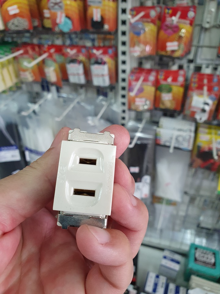 請問牽線的步驟? 日光燈座外接一個插座