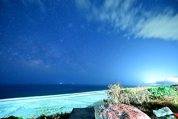 2020年5月14日晚上9:28在金崙大橋前海邊紀錄銀河季開始了，每天將提早約4分鐘出現。