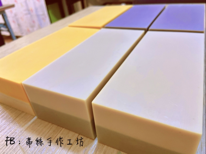 2n手工皂就是2款皂款的結合，也就是2款皂款配方互相互補，以達到更有效的清潔作用～