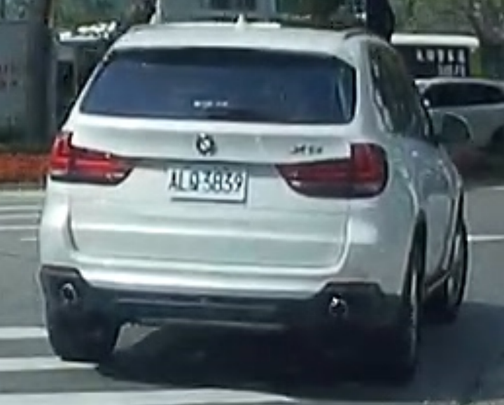 警察說看不清車號，請問有偉大的網友看得清楚車號是多少嗎