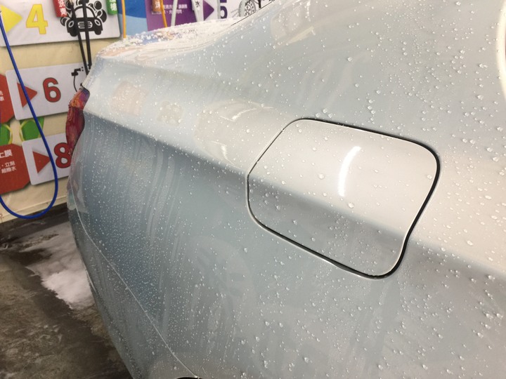 ［BMW 7系列］鍍膜分享 5年的白車鍍完還是一樣亮11