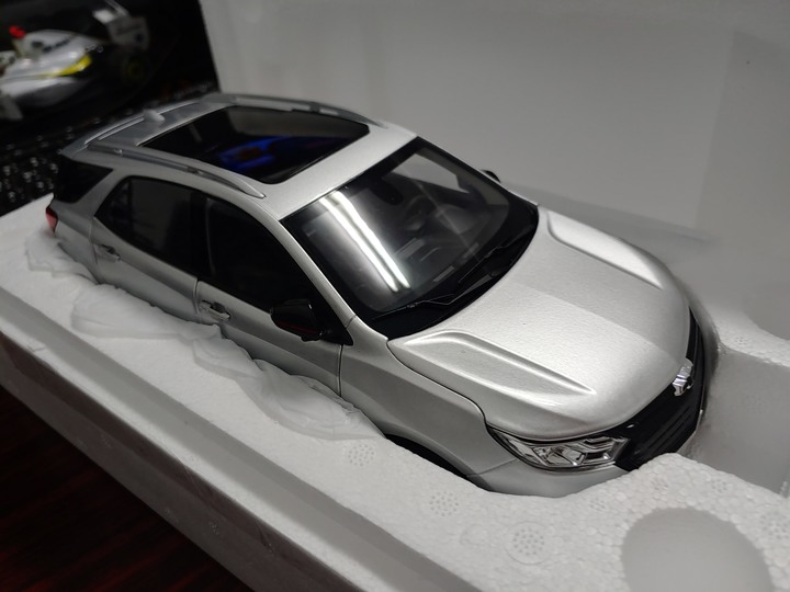 [開箱]1/18 CHEVROLET EQUINOX