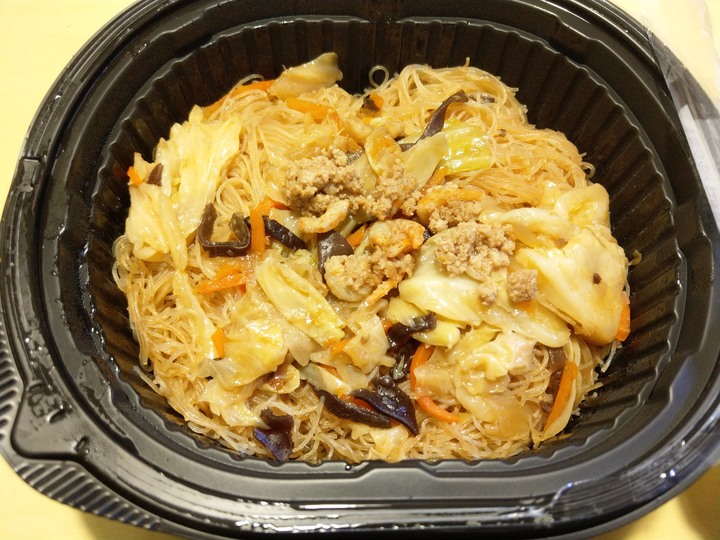 全家新品，山海樓台式芋頭鹹粥，米粉，客家梅菜肉片湯，全吃完了。