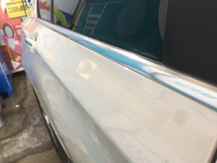 ［BMW 7系列］鍍膜分享 5年的白車鍍完還是一樣亮11