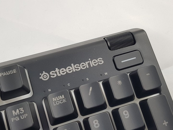 「小亞開箱」 steelseries APEX 3 薄膜式鍵盤 防水靜音，低調秀一波