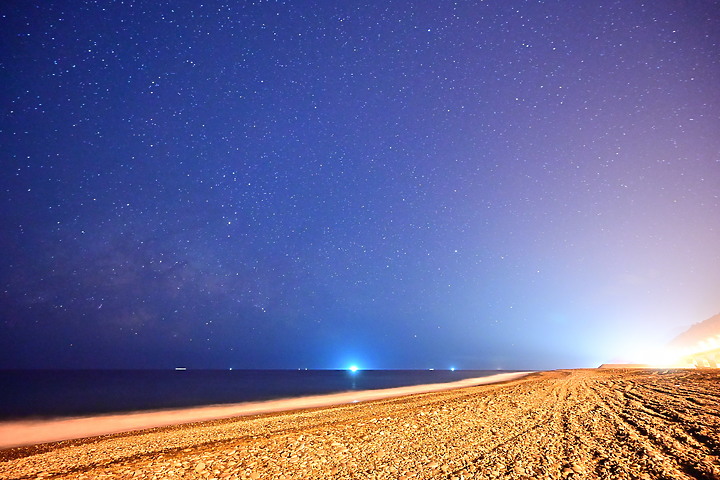 2020年5月14日晚上9:28在金崙大橋前海邊紀錄銀河季開始了，每天將提早約4分鐘出現。
