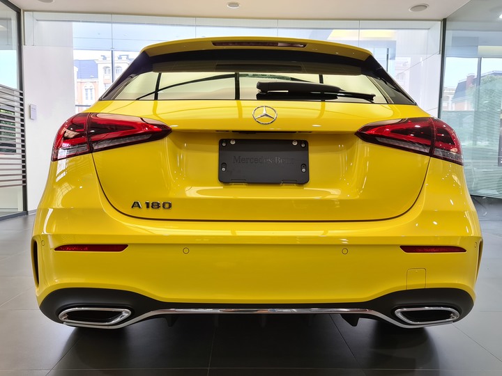 點我看大圖 黃袍加身!賓士稀有色「陽光黃」AMG Line套件的A180運動版!