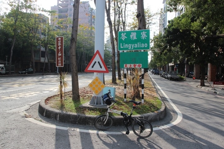 高 雄 苓 雅 廟 口 美 食 巡 禮 騎