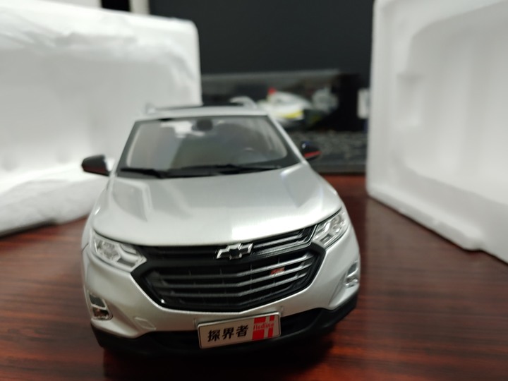 [開箱]1/18 CHEVROLET EQUINOX