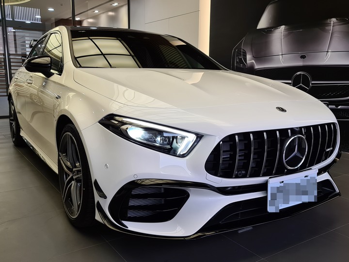 點我看大圖 黃袍加身!賓士稀有色「陽光黃」AMG Line套件的A180運動版!