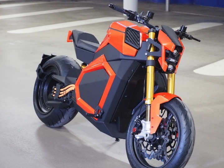 充飽電一次可騎 300 公里！芬蘭品牌電動機車售價能買一輛國產車