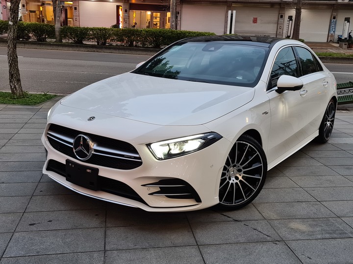 點我看大圖 黃袍加身!賓士稀有色「陽光黃」AMG Line套件的A180運動版!