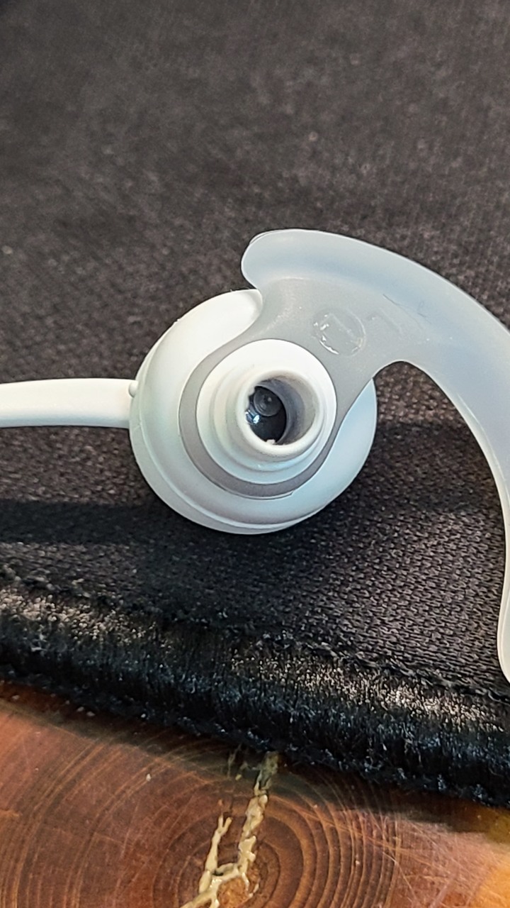防水入耳式耳機的耳道發聲處，沒有遮擋是正常的嗎?