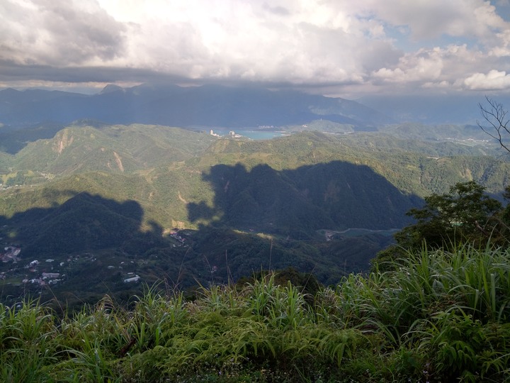 開四驅車就是要上山玩泥巴啊!