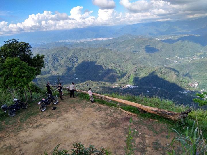 開四驅車就是要上山玩泥巴啊!