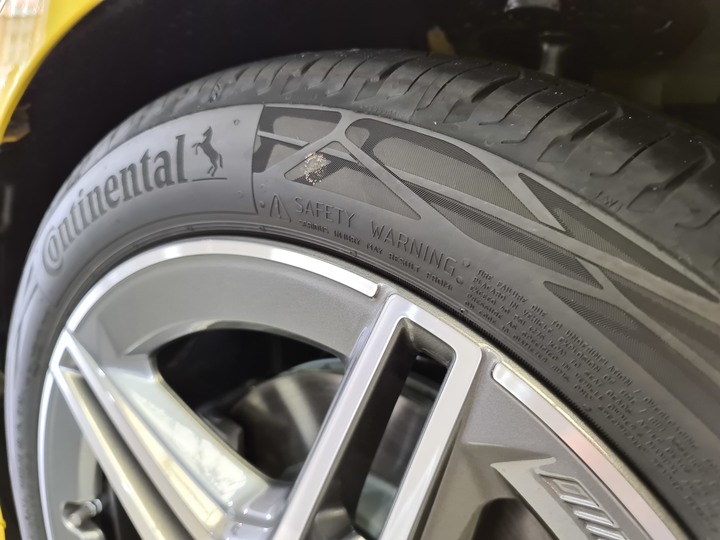 點我看大圖 黃袍加身!賓士稀有色「陽光黃」AMG Line套件的A180運動版!