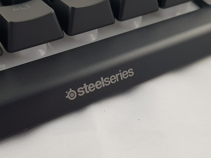 「小亞開箱」 steelseries APEX 3 薄膜式鍵盤 防水靜音，低調秀一波
