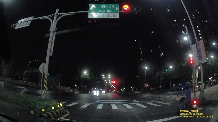 點我看大圖 Mio 798 是近年用過畫質最差的行車記錄器!!!(內有Mio 798 vs Vico opia I測試)