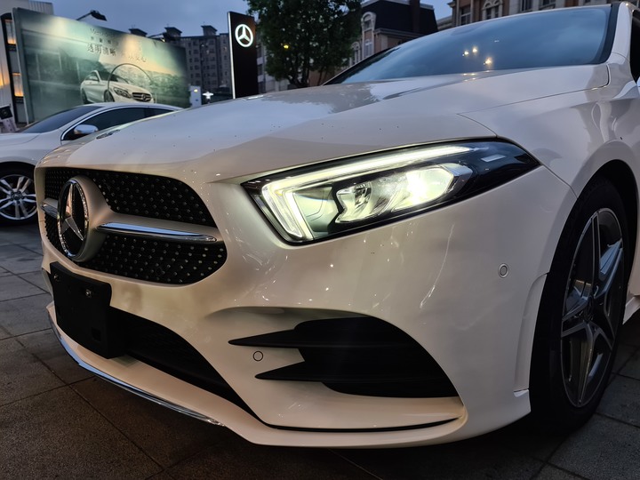 點我看大圖 黃袍加身!賓士稀有色「陽光黃」AMG Line套件的A180運動版!