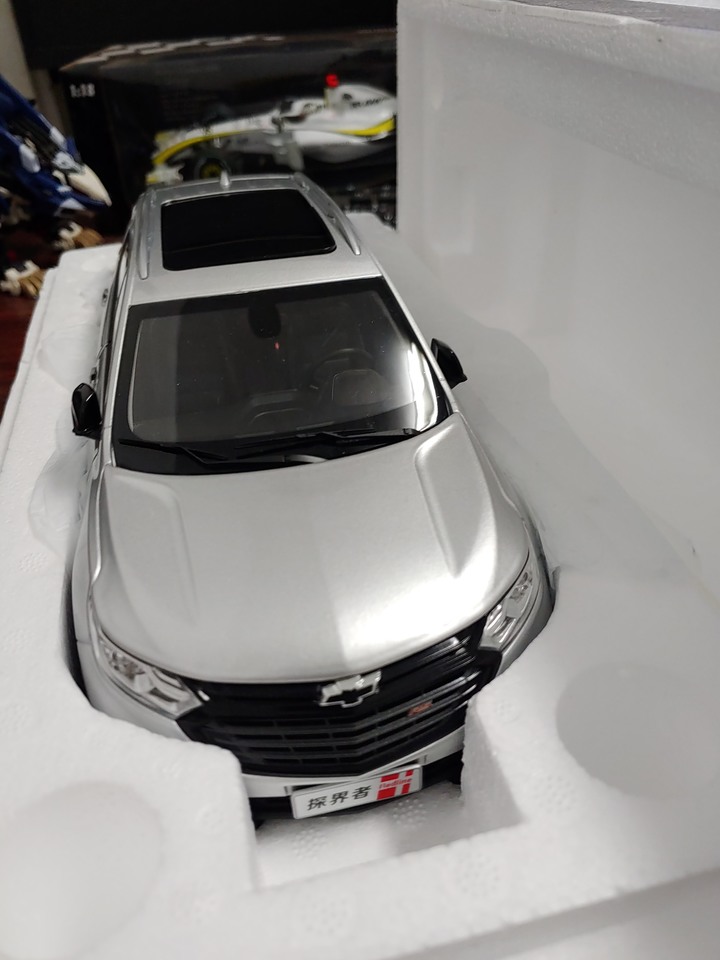 [開箱]1/18 CHEVROLET EQUINOX