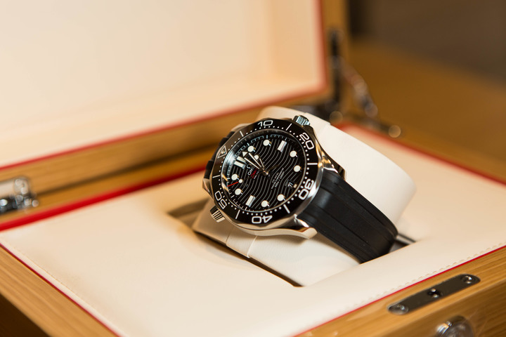 (簡單開箱) Omega 海馬 Seamaster 300 Diver (黑面，膠帶)