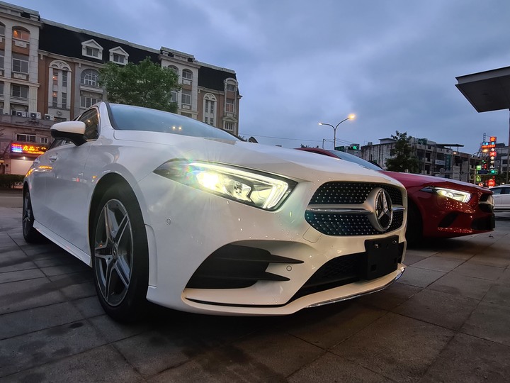 點我看大圖 黃袍加身!賓士稀有色「陽光黃」AMG Line套件的A180運動版!