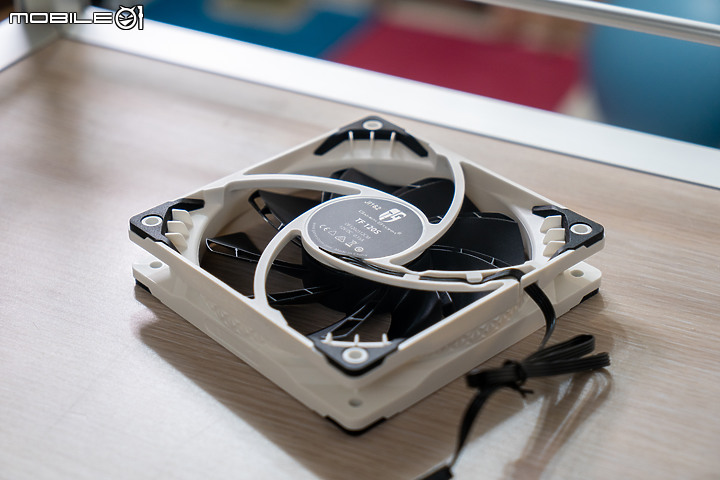 點我看大圖 阻斷夏日炎熱的白色沁涼 DeepCool Gamer Storm Castle 240EX White