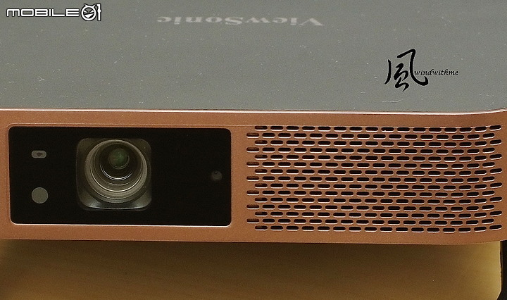 點我看大圖 ViewSonic M2行動商務與家庭娛樂兼具之微型投影機開箱分享