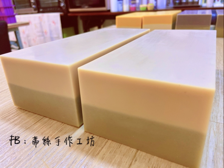 2n手工皂就是2款皂款的結合，也就是2款皂款配方互相互補，以達到更有效的清潔作用～
