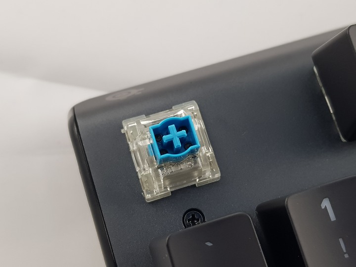 「小亞開箱」Steelseries APEX 5 混和青軸，OLED秀出圖特風格