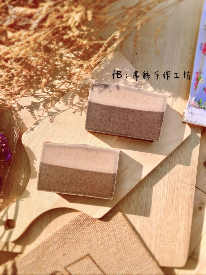 2n手工皂就是2款皂款的結合，也就是2款皂款配方互相互補，以達到更有效的清潔作用～