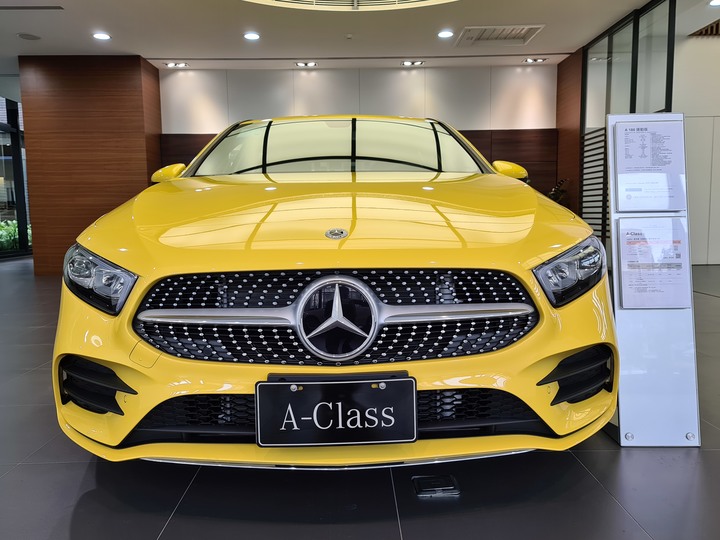 點我看大圖 黃袍加身!賓士稀有色「陽光黃」AMG Line套件的A180運動版!