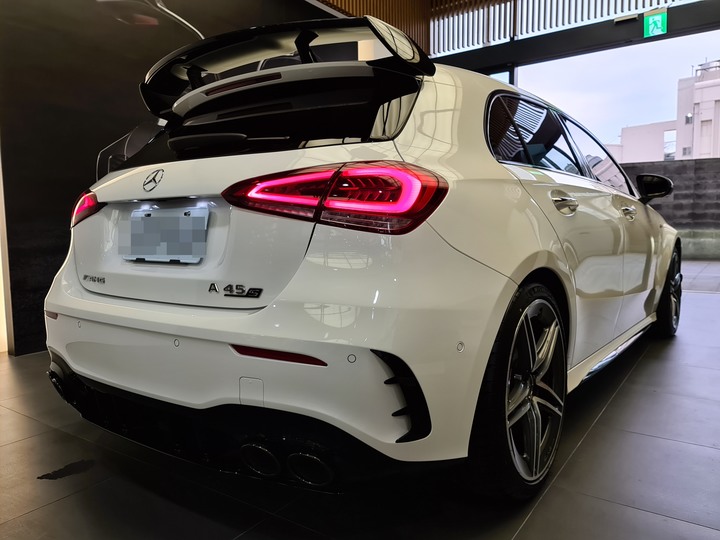 點我看大圖 黃袍加身!賓士稀有色「陽光黃」AMG Line套件的A180運動版!